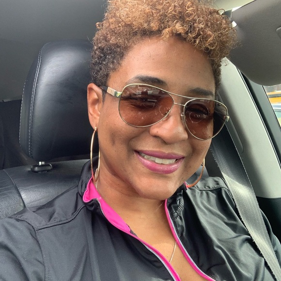 Meet your Posher, Dee - Picture 2 of 2